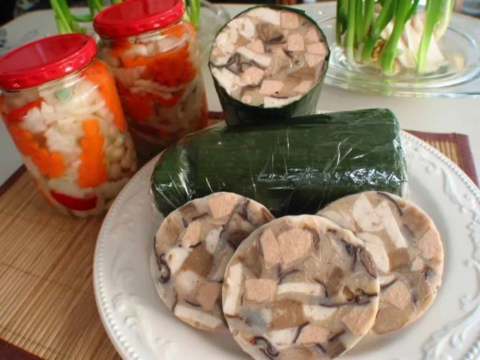 Không gian cửa hàng và những chiếc bánh chưng vàng ươm tại Quốc Hương