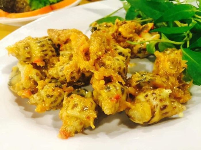 Không gian ấm cúng và món ngon đặc trưng tại Ốc 13