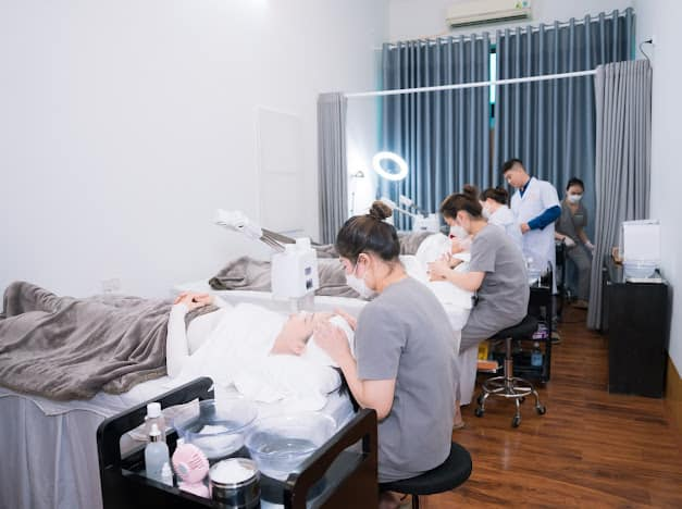 Hình ảnh quy trình làm đẹp chuyên nghiệp tại M.C Brows & Spa