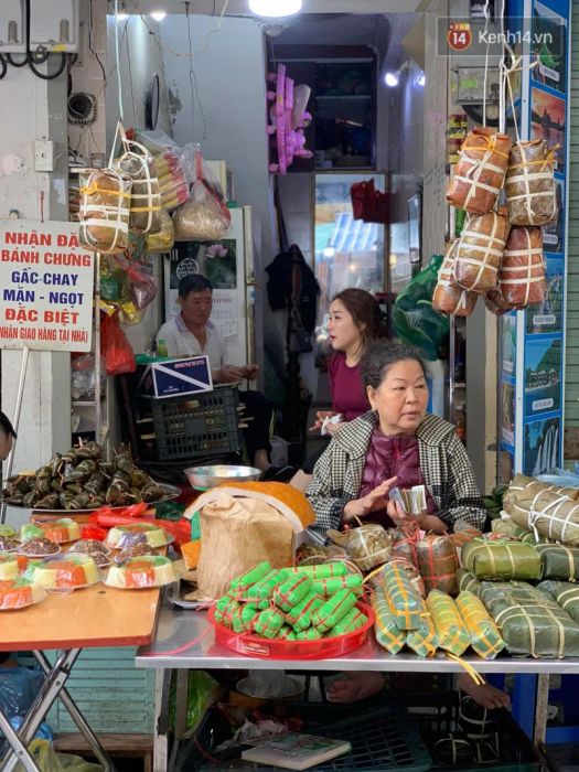 Những gian hàng giò chả, bánh chưng rực rỡ sắc màu ngày Tết