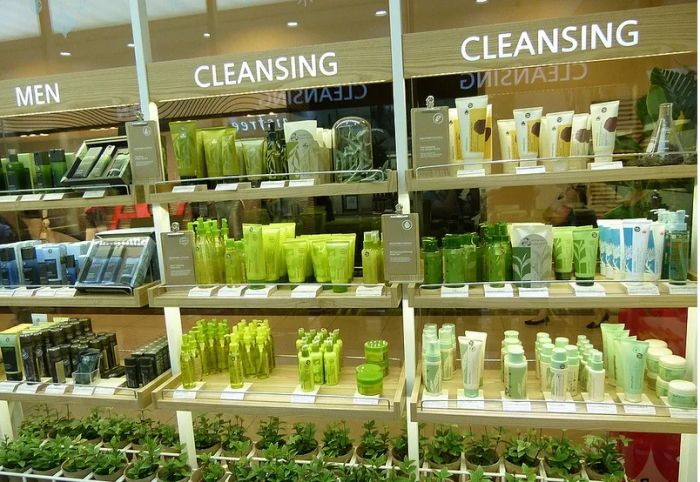 Không gian xanh mát tại cửa hàng Innisfree - Ảnh 1