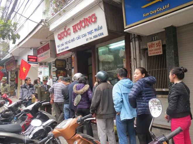 Hình ảnh giò chả thủ công vàng ươm tại Quốc Hương