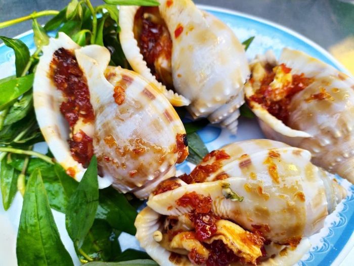 Không gian ấm cúng và chất lượng phục vụ tại Ốc Hiếu Long