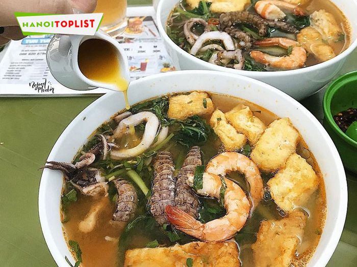 Bún hải sản Ngũ Xã – Quán ăn nổi tiếng với hương vị thơm ngon, được lòng rất nhiều thực khách. Đây là nơi không thể bỏ qua nếu bạn là tín đồ của bún hải sản.