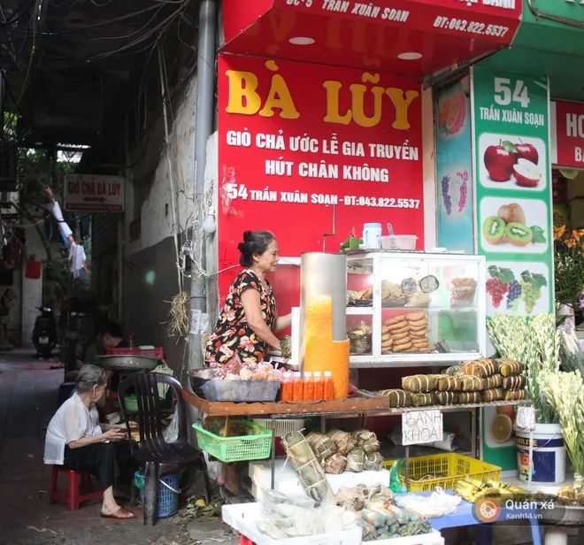 Hình ảnh giò chả vàng ươm, bánh chưng xanh mướt tại Bà Lũy