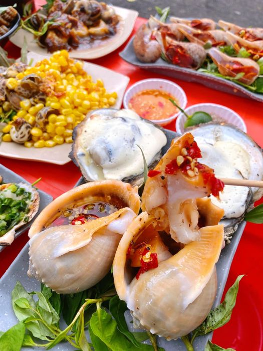 Những món ốc biển tươi ngon được trình bày tinh tế tại Ốc Biển 2