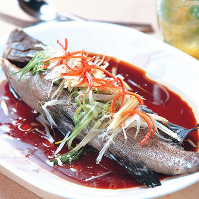 Nồi lẩu cá đặc trưng được hâm nóng bằng than hồng