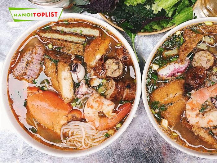 hoang-linh-quan-bun-hai-san-thom-ngon-tai-ha-noi-Tripi - Tận hưởng hương vị bún hải sản đậm đà tại Hoàng Linh Quán