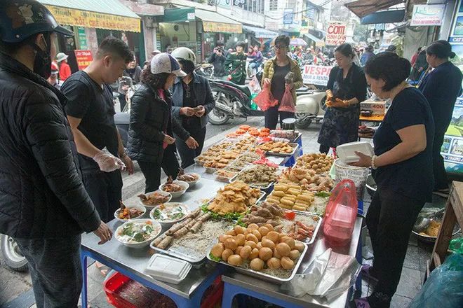 Không gian nhộn nhịp đậm chất Tết tại chợ Hôm và Hàng Bè