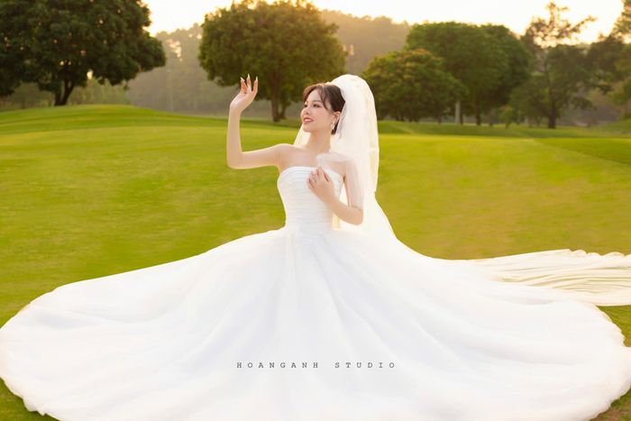 Những mẫu váy cưới lộng lẫy mới nhất tại Hoàng Anh Studio
