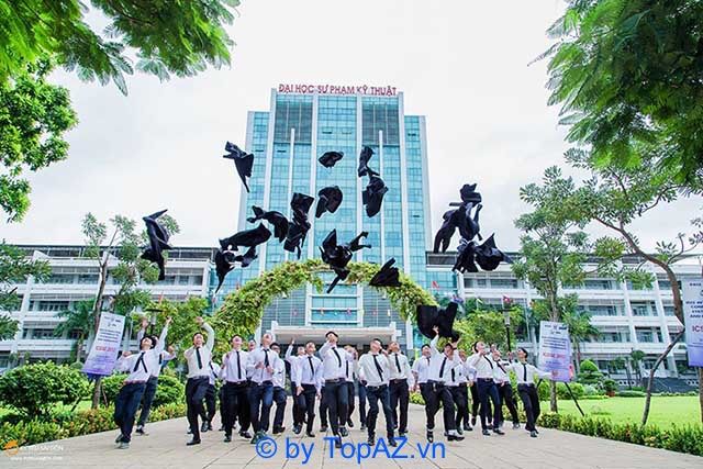 Trường Đại học Sư phạm Kỹ thuật UTE là một trong những cơ sở giáo dục sở hữu khuôn viên đẹp nhất tại TPHCM, với không gian xanh mát và tràn đầy sức sống. Đây là nơi không chỉ thu hút sinh viên học tập mà còn là điểm đến yêu thích của những ai tìm kiếm sự thư giãn trong không gian rộng lớn và thoáng đãng.