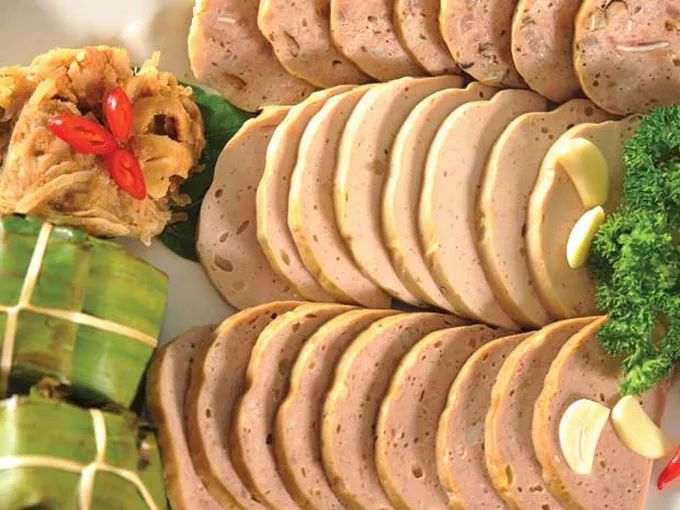 Hình ảnh giò chả vàng ươm thơm ngon tại Ước Lễ Hương Lan