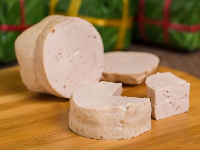 Không gian bếp và sản phẩm tươi ngon tại Giò chả Dũng Hạnh