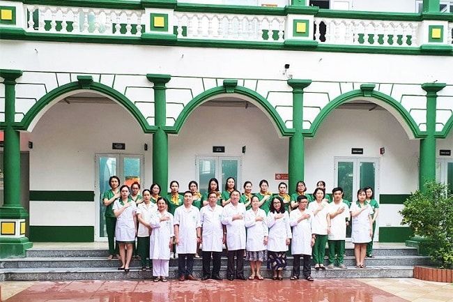 Đội ngũ y bác sĩ tại Phòng khám YHCT Quân Dân 102 được đào tạo bài bản và giàu kinh nghiệm trong việc điều trị bằng phương pháp Đông y, cam kết mang lại hiệu quả tốt nhất cho bệnh nhân.