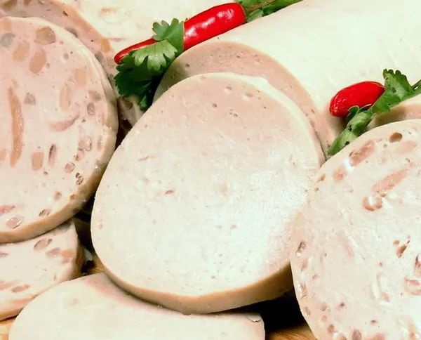 Hình ảnh những đĩa giò chả vàng ươm hấp dẫn tại Dũng Hạnh