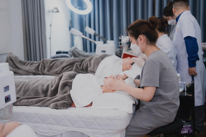 Không gian sang trọng và hiện đại tại M.C Brows & Spa
