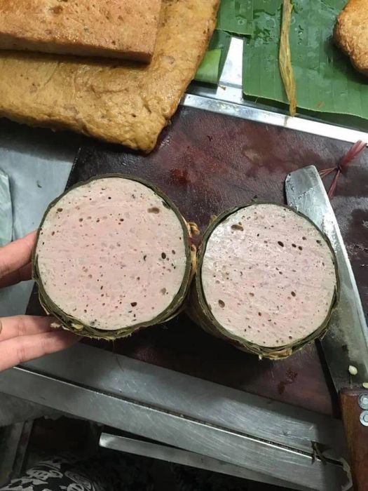 Không gian chế biến và trưng bày đặc sản tại Chính Hằng