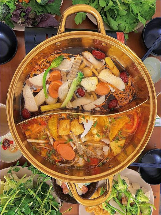 Món lẩu và mẹt cuốn đặc trưng tại Hằng Thiện