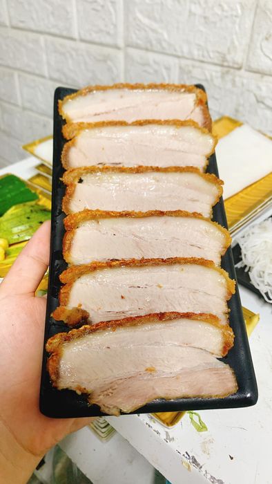 Những lát thịt heo mỏng tang vàng ươm - Tinh túy của món bánh tráng cuốn