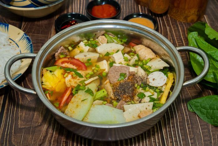 Không gian ấm cúng và món ngon đặc trưng tại Lẩu Chay Toàn Tâm