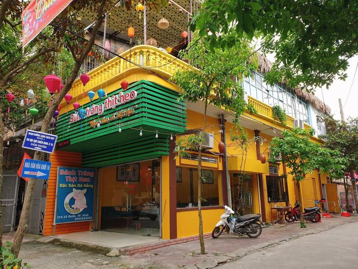 Không gian ấm cúng tại quán bánh tráng cuốn thịt heo 28 Trần Thủ Độ