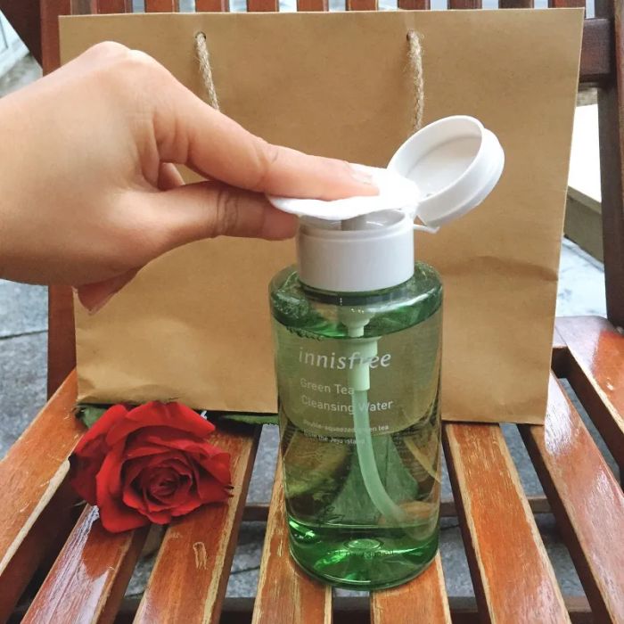 Innisfree Green Tea Cleansing Water - Trải nghiệm thanh lọc làn da với sức mạnh thuần khiết từ thiên nhiên Jeju, cho gương mặt sạch sâu và tươi tắn.