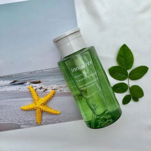 Khám phá sức mạnh làm sạch từ Innisfree - sự kết hợp hoàn hảo giữa trà xanh hữu cơ và nước khoáng Jeju cho làn da rạng ngời.
