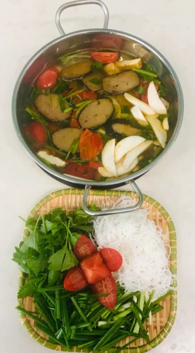 Không gian ấm cúng và món ngon đặc trưng tại Lẩu chay Tha La
