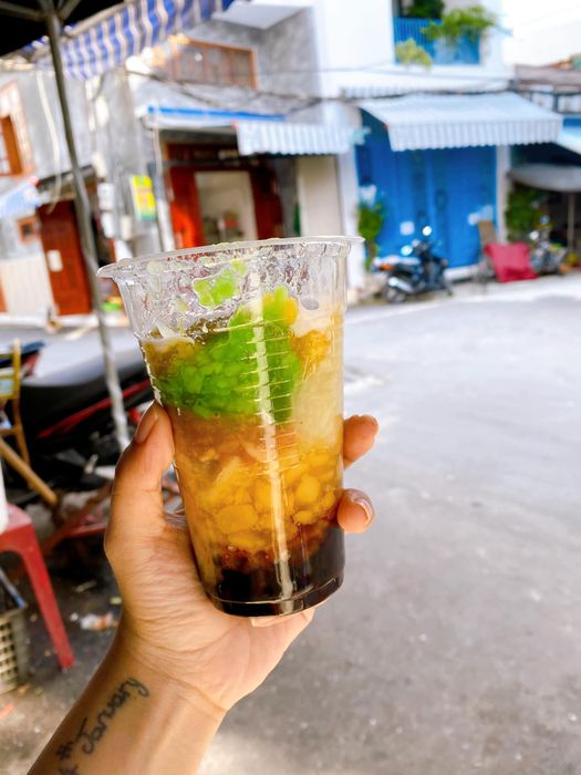 Những món chè truyền thống đầy màu sắc tại Chè chị Oanh - Ảnh 2