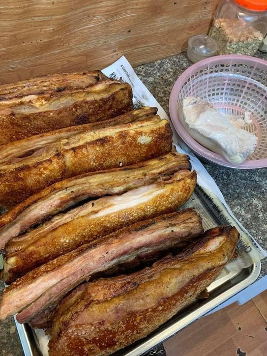 Hình ảnh thịt ba chỉ heo quay vàng ươm hấp dẫn