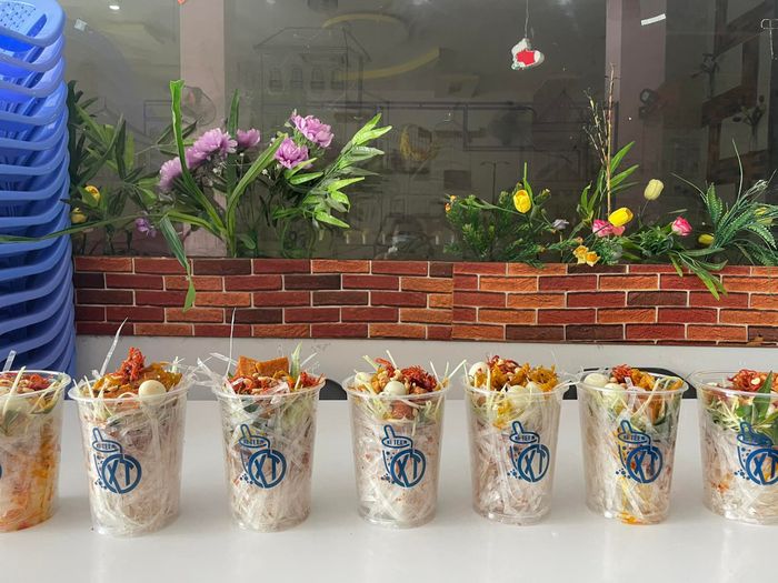 Bánh tráng trộn đặc biệt tại Xì Teen