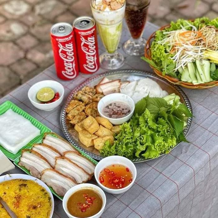Hình ảnh bánh tráng cuốn thịt heo và bún đậu mắm tôm đặc sản tại Quán Mậm