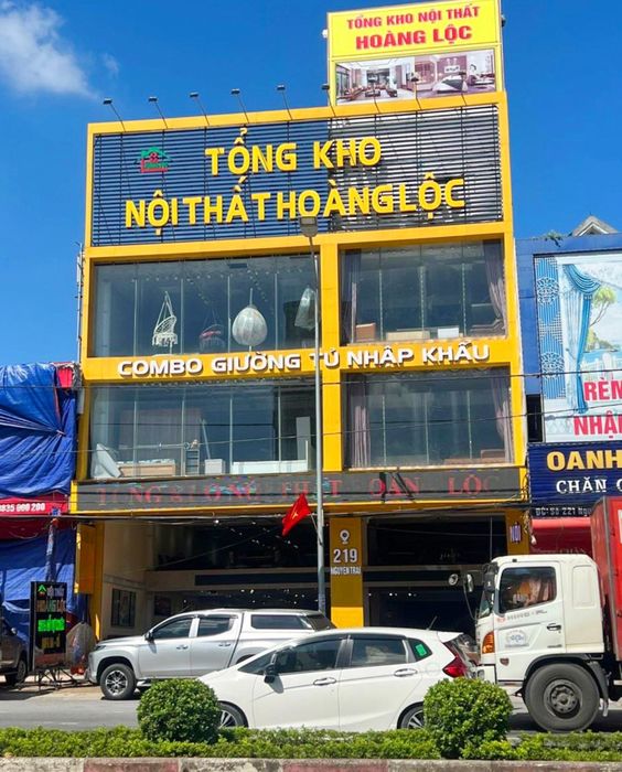 Không gian trưng bày sang trọng tại Nội Thất Hoàng Lộc