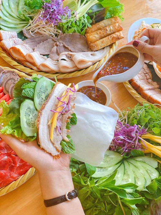Hình ảnh bánh tráng cuốn thịt heo Con Lợn Béo - Tinh hoa ẩm thực phố cổ