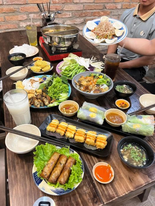Không gian ấm cúng tại Lẩu chay Hằng Thiện