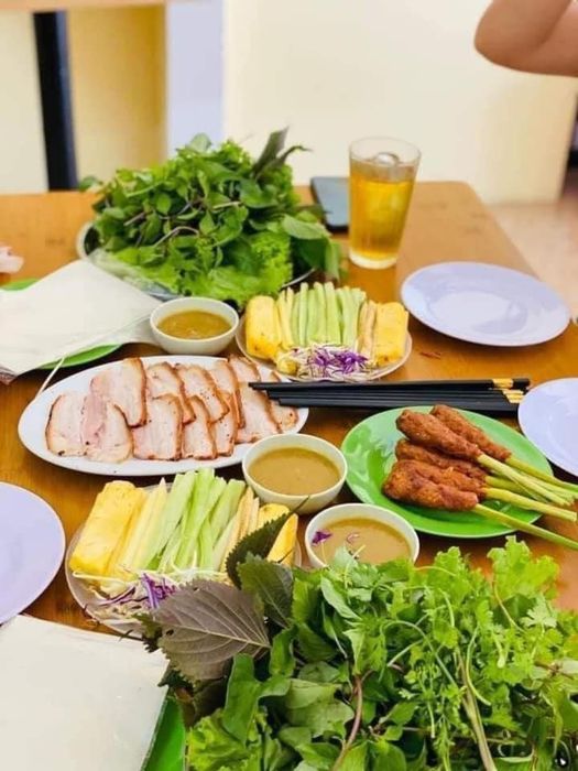 Góc ảnh đầy nghệ thuật về món bánh tráng cuốn thịt heo đặc sản tại Việt Béo