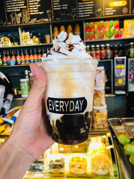 Everyday Cafe - Hình ảnh góc quán tràn đầy ánh sáng nhẹ nhàng