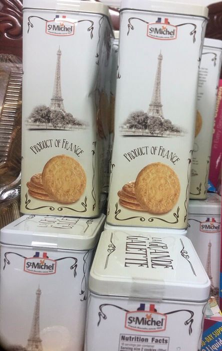 <p><strong>Bánh quy bơ La Grande Galette French Butter Cookies</strong> mang đến một trải nghiệm vị giác tuyệt vời với sự kết hợp hoàn hảo giữa hương vị bơ tươi béo ngậy và độ giòn tan, đem lại sự khác biệt rõ rệt so với các loại bánh quy thông thường. Đây là món quà tuyệt vời từ Pháp, được chế biến từ công thức truyền thống với những nguyên liệu hảo hạng, không chứa chất bảo quản độc hại, phù hợp để biếu tặng trong những dịp lễ Tết.</p><ul><li>Bánh quy bơ La Grande Galette French Butter Cookies từ lâu đã là món ăn vặt yêu thích của nhiều thế hệ. Với sự thơm ngon đặc trưng, hương vị bơ đậm đà chắc chắn sẽ chinh phục ngay cả những người khó tính nhất.</li><li>Được ra đời từ hơn một thế kỷ trước, bánh quy bơ La Grande Galette đã ghi dấu ấn mạnh mẽ và trở thành một phần không thể thiếu trong ẩm thực Pháp. Công thức làm bánh vẫn giữ được sự bí ẩn và là một phần của di sản văn hóa ẩm thực Pháp.</li><li>Với sự ưa chuộng mạnh mẽ tại Pháp và sự phổ biến ở nhiều quốc gia khác, bánh quy bơ La Grande Galette đã trở thành biểu tượng của sự tinh tế trong món ăn vặt.</li></ul><p><strong>Ưu điểm nổi bật của Bánh quy bơ La Grande Galette:</strong></p><ul><li>Hộp thiếc sang trọng với thiết kế tinh tế, là món quà lý tưởng dành cho người thân yêu trong dịp lễ, Tết.</li><li>Bánh quy này là lựa chọn hoàn hảo nếu bạn đang tìm kiếm một món quà đặc biệt, làm hài lòng bất kỳ ai nhận được.</li><li>Thưởng thức bánh quy bơ La Grande Galette cùng một tách trà nóng là cách tuyệt vời để bạn cảm nhận trọn vẹn hương vị thanh thoát của Pháp.</li><li>Bánh được chế biến từ các nguyên liệu cao cấp như lúa mạch, bơ, trứng tươi và một chút muối biển, tạo nên hương vị đậm đà khó quên. Công thức từ năm 1905 vẫn giữ vững được vị ngon đặc trưng qua mọi thời kỳ.</li><li>Với độ giòn tuyệt hảo và hương vị bơ tinh tế, bánh quy này là món ăn yêu thích của cả trẻ em và người lớn. Thưởng thức bánh với sữa nóng là một sự kết hợp hoàn hảo, vừa ngon vừa bổ dưỡng.</li><li>Bánh quy bơ La Grande Galette cung cấp nguồn năng lượng và dưỡng chất, rất thích hợp cho các bữa ăn nhẹ, khi xem phim hoặc mang theo trong những chuyến dã ngoại, cắm trại.</li><li>Sản phẩm không chứa chất bảo quản, phẩm màu hay hóa chất độc hại, đảm bảo an toàn tuyệt đối cho sức khỏe người tiêu dùng.</li></ul><p><strong>Gía bán tham khảo:</strong> 460.000 VNĐ</p><p><strong>Link mua hàng:</strong> <span>https://www.hangngoainhap.com.vn/2051-banh-quy-bo-la-grande-galette-french-butter-cookies-600g-cua-phap.html</span></p>
