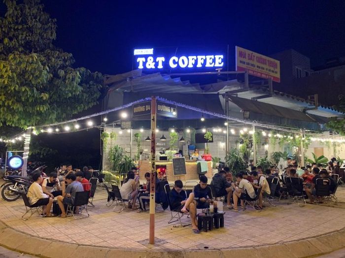 T&T Coffee 24h - Hình ảnh góc quán buổi tối