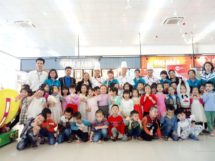 Trường Mầm non Hoa Lê không chỉ chú trọng vào việc giảng dạy mà còn đầu tư vào những hoạt động thực tế, giúp trẻ phát huy khả năng giao tiếp, vui chơi và khám phá. Bằng cách áp dụng những trò chơi dân gian và âm nhạc truyền thống vào chương trình giảng dạy, trường tạo ra môi trường học tập phong phú và đa dạng, giúp trẻ tiếp thu kiến thức qua các hoạt động sáng tạo, vui tươi và đầy ý nghĩa.