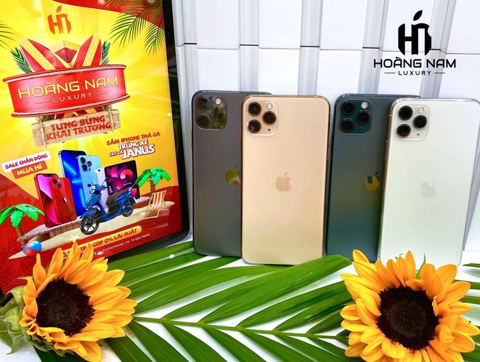 iPhone Hoàng Nam ảnh 3 - Khoảnh khắc ghi lại niềm vui của khách hàng khi trải nghiệm dịch vụ tại cửa hàng.