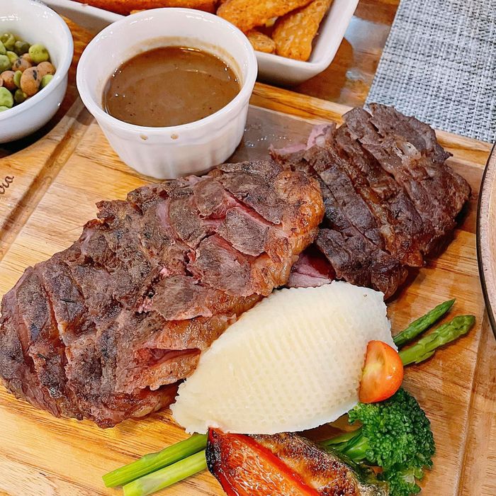 Khung cảnh lãng mạn tại 76 Bistro – nơi lưu giữ những khoảnh khắc ẩm thực tuyệt vời (ảnh 2)