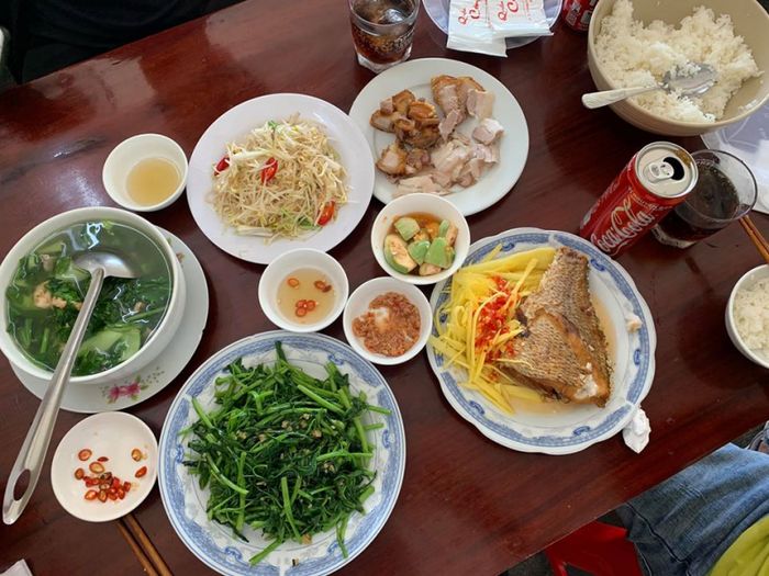 Không gian ấm cúng và món ngon đặc trưng tại Quán ăn Lưu Ý