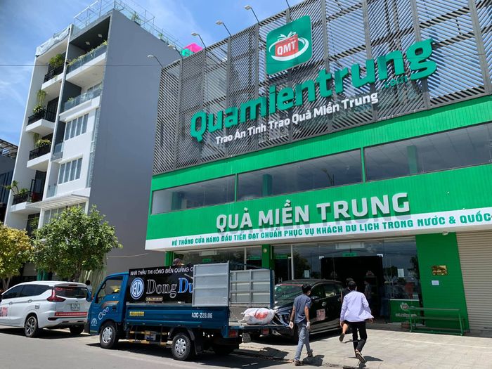 Không gian trưng bày đa dạng tại Siêu thị đặc sản Miền Trung