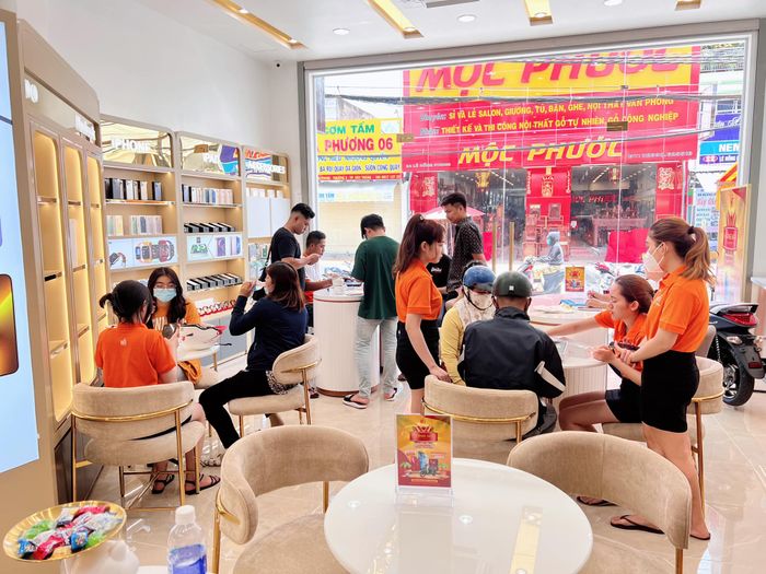 iPhone Hoàng Nam ảnh 1 - Hình ảnh đầu tiên giới thiệu không gian trưng bày sang trọng cùng những sản phẩm Apple chính hãng.