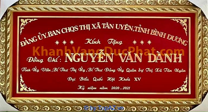 Khánh vàng quà tặng lưu niệm – món quà tôn vinh và tri ân những đóng góp quý báu của cán bộ sau nhiều năm cống hiến.