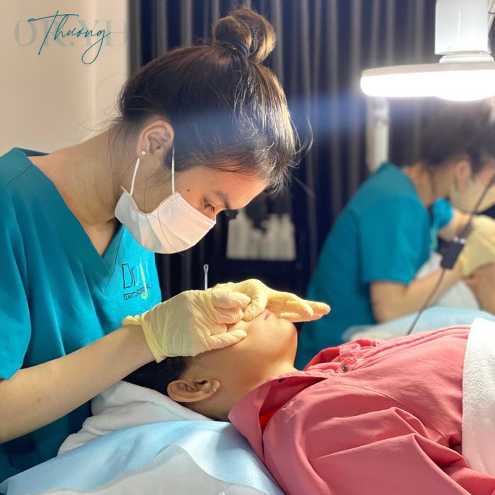 Không gian điều trị hiện đại tại DR.YH Clinic & Spa