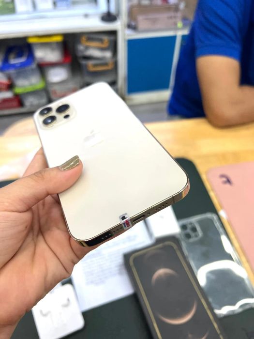 Hình ảnh đội ngũ kỹ thuật viên tay nghề cao tại Hưng Mobile