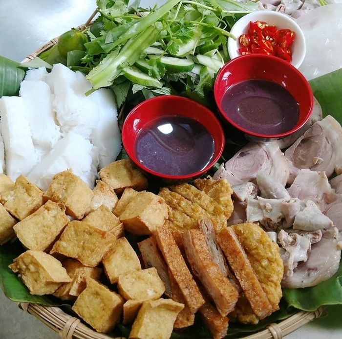 Quán bún đậu mắm tôm 2 Con Cua ở Bình Tân là một trong những địa chỉ đáng thử nếu bạn yêu thích món bún đậu thơm ngon với hương vị đậm đà đặc trưng của miền Bắc.
