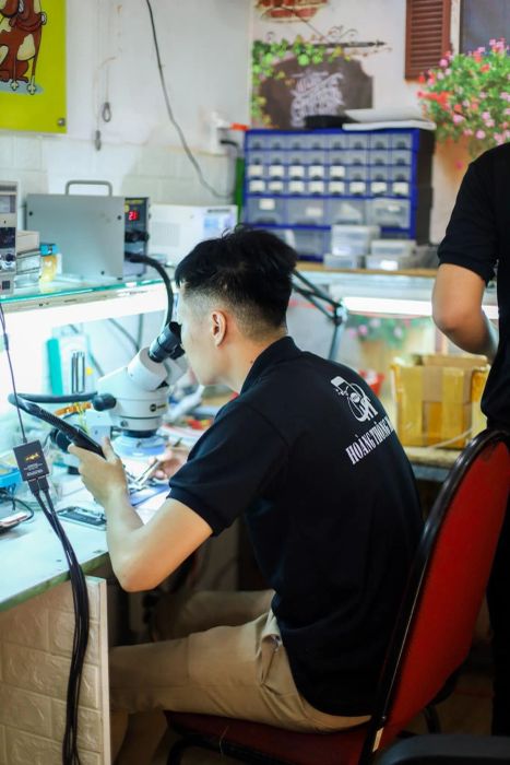 Hình ảnh không gian làm việc chuyên nghiệp tại Hoàng Thông Mobile